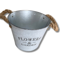 Метална кашпа „Flowers & Garden“ с въжени дръжки
