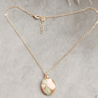 Дамски колиета с малък медальон