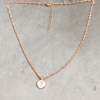 Дамски колиета с малък медальон