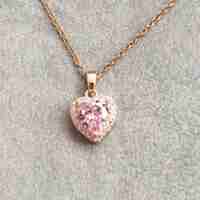 Дамски колиета с малък медальон