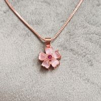 Дамски колиета с малък медальон