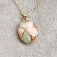 Дамски колиета с малък медальон