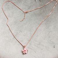 Дамски колиета с малък медальон