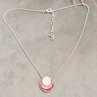 Дамски колиета с малък медальон