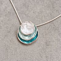 Дамски колиета с малък медальон