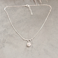 Дамски колиета с малък медальон