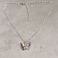 Дамски колиета с малък медальон