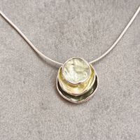 Дамски колиета с малък медальон