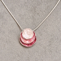 Дамски колиета с малък медальон