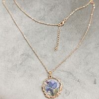 Дамски колиета с малък медальон