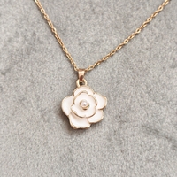 Дамски колиета с малък медальон