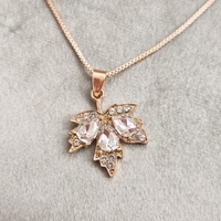 Дамски колиета с малък медальон