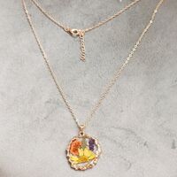 Дамски колиета с малък медальон