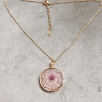 Дамски колиета с малък медальон