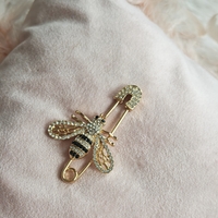 Брошка бръмбар с камъни