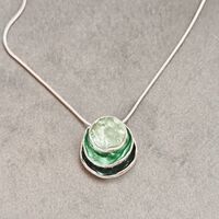 Дамски колиета с малък медальон