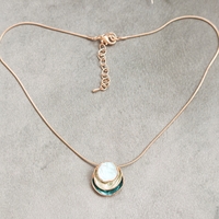 Дамски колиета с малък медальон