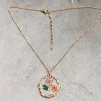 Дамски колиета с малък медальон