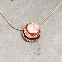 Дамски колиета с малък медальон