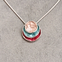 Дамски колиета с малък медальон