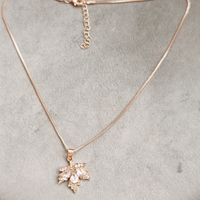 Дамски колиета с малък медальон