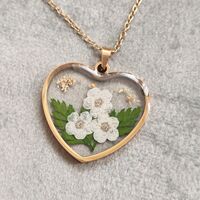 Дамски колиета с малък медальон