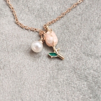 Дамски колиета с малък медальон