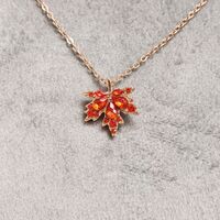 Дамски колиета с малък медальон