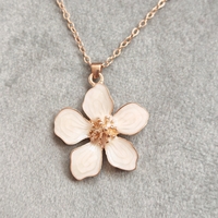 Дамски колиета с малък медальон