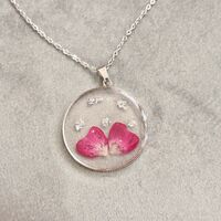 Дамски колиета с малък медальон