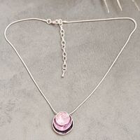 Дамски колиета с малък медальон