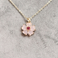 Дамски колиета с малък медальон