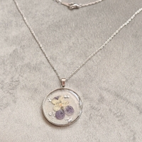 Дамски колиета с малък медальон