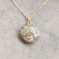 Дамски колиета с малък медальон