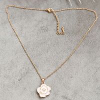 Дамски колиета с малък медальон