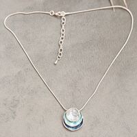 Дамски колиета с малък медальон