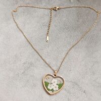 Дамски колиета с малък медальон