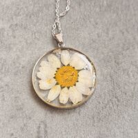 Дамски колиета с малък медальон