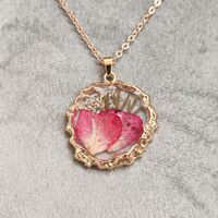 Дамски колиета с малък медальон