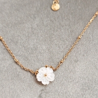 Дамски колиета с малък медальон