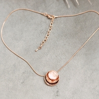 Дамски колиета с малък медальон