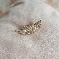 Брошка перо