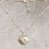 Дамски колиета с малък медальон