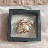 брошка бял бръмбар