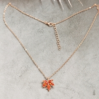 Дамски колиета с малък медальон