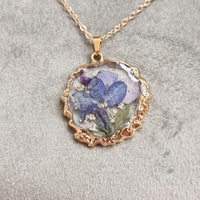 Дамски колиета с малък медальон