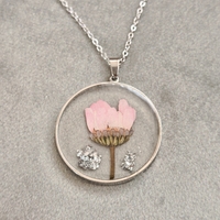 Дамски колиета с малък медальон