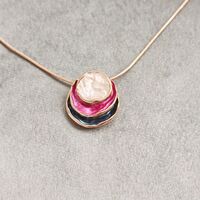 Дамски колиета с малък медальон