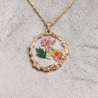 Дамски колиета с малък медальон