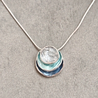 Дамски колиета с малък медальон